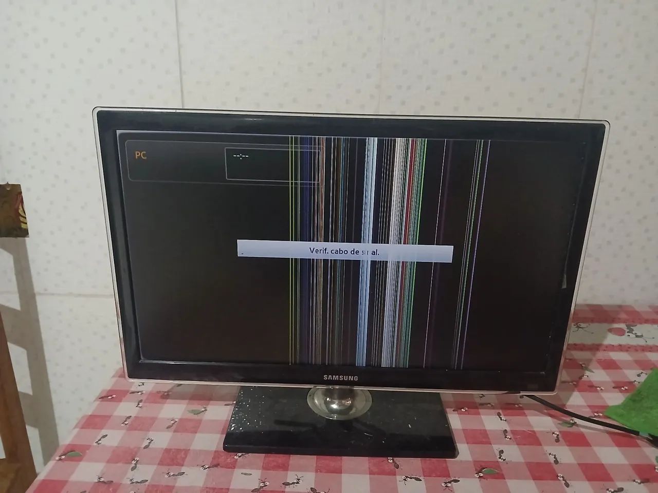 TV Samsung 22", com defeito na tela.