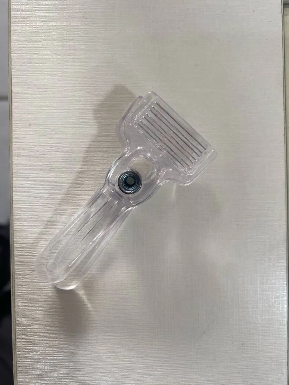 Presilha para cabide de acrílico.