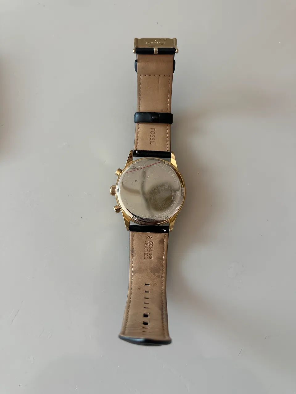 Relógio fóssil dourado com couro preto  - Foto 4