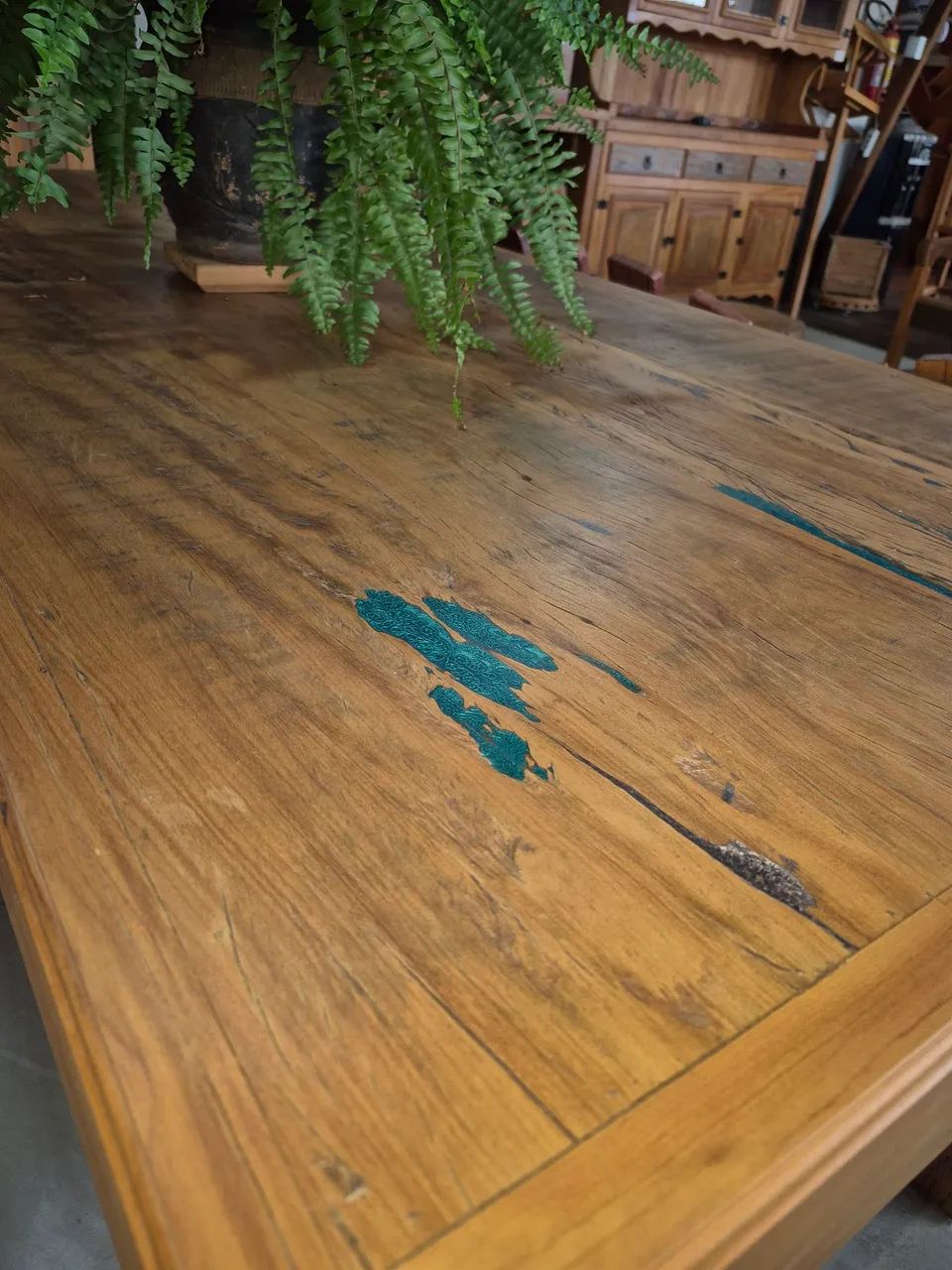 MESA RÚSTICA EXCLUSIVA COM DETALHES EM RESINA VERDE!  - Foto 2