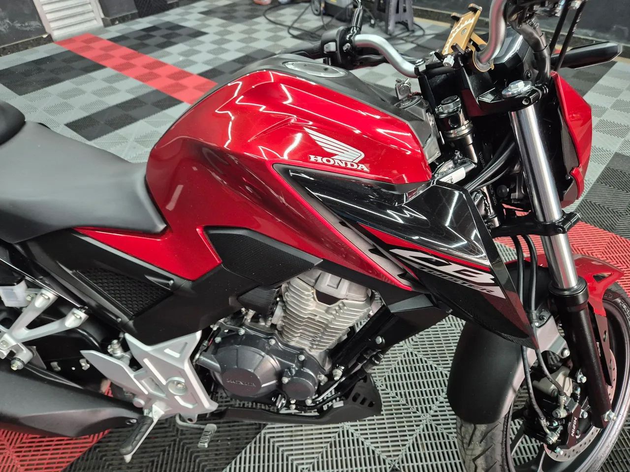 CB 300F CBS , único dono com garantia de fábrica impecável nunca caiu e nunca foi em lava  - Foto 5