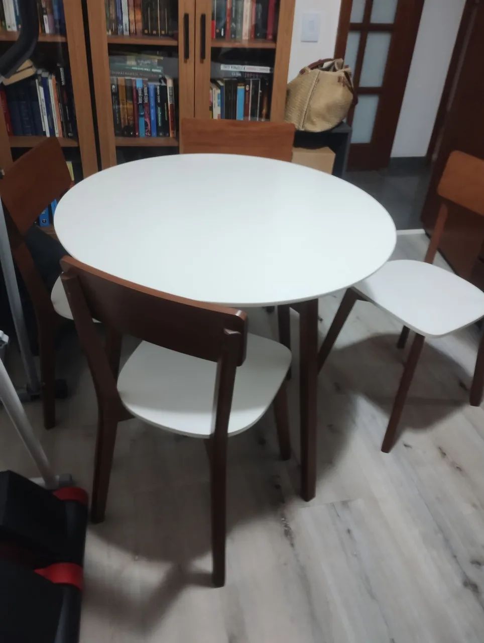 Vende-se conjunto de mesa com quatro cadeiras  - Foto 3
