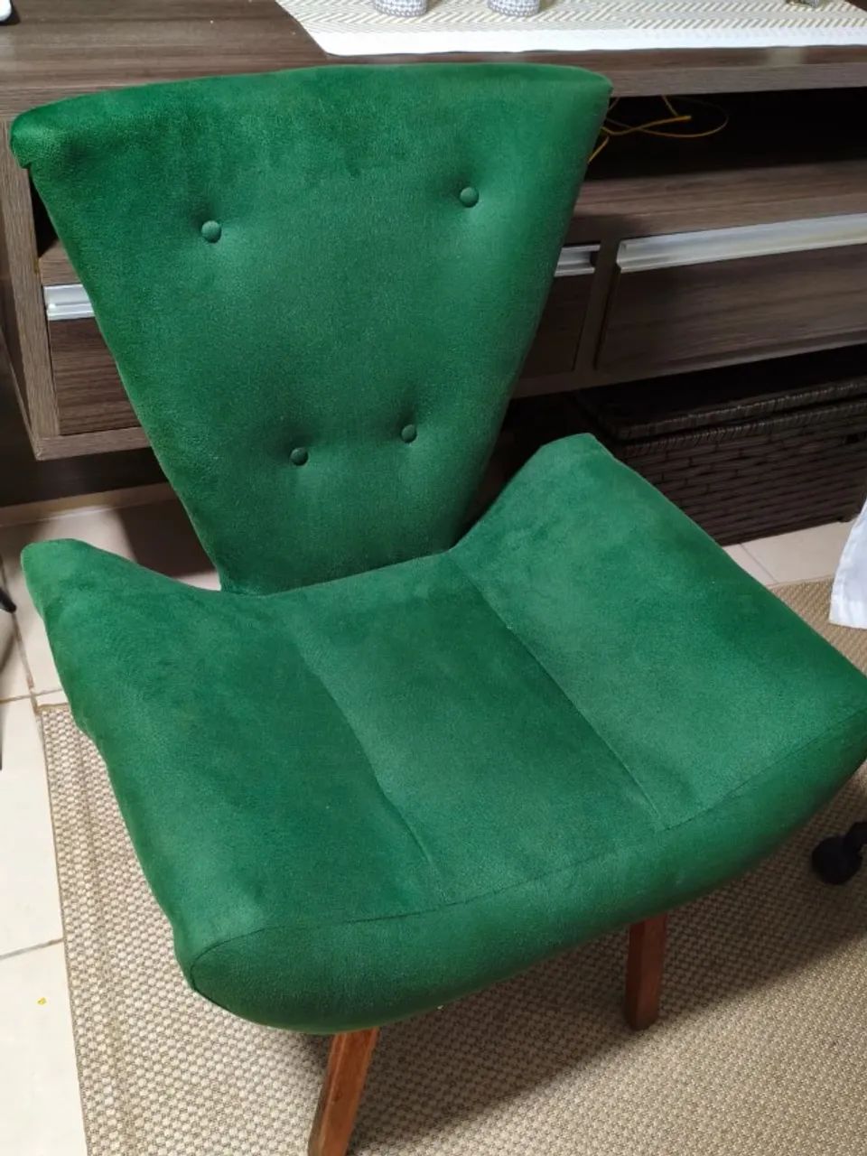 Poltrona decorativa verde em tecido suede com pés de madeira