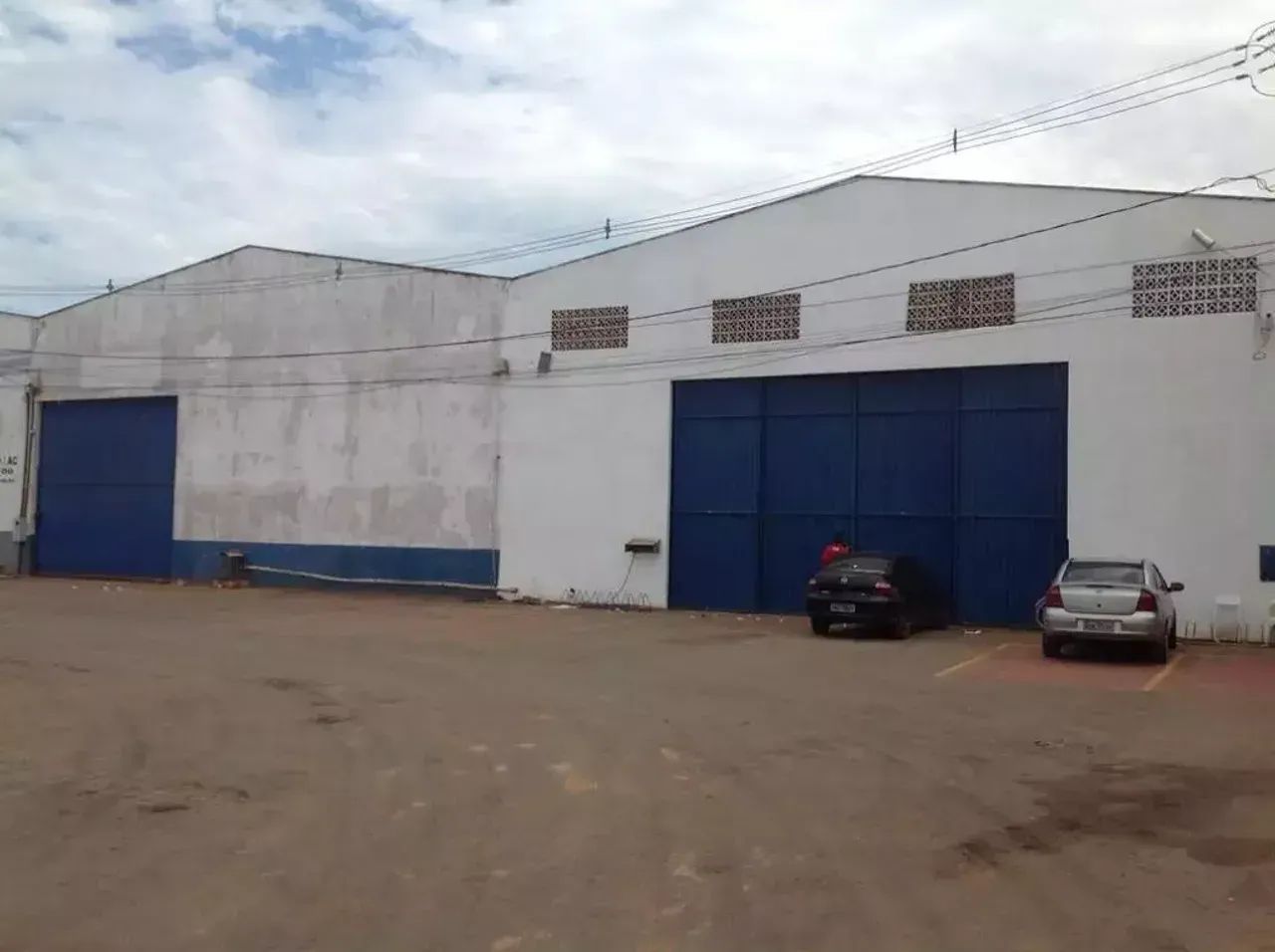 COMPLEXO DE GALPÕES COM METRAGEM 600M², PRÓXIMO A ENTRADA DA CIDADE, COM PÁTIO AMPLO, SEGU