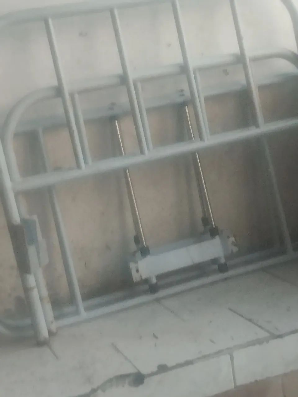 Cama hospitalar completa com a duas lavancas em ótimo estado  - Foto 3