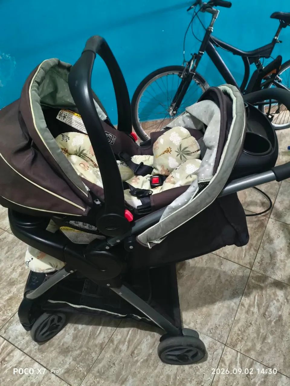 Carrinho de bebê+ bebê conforto+ base para carro - Foto 2