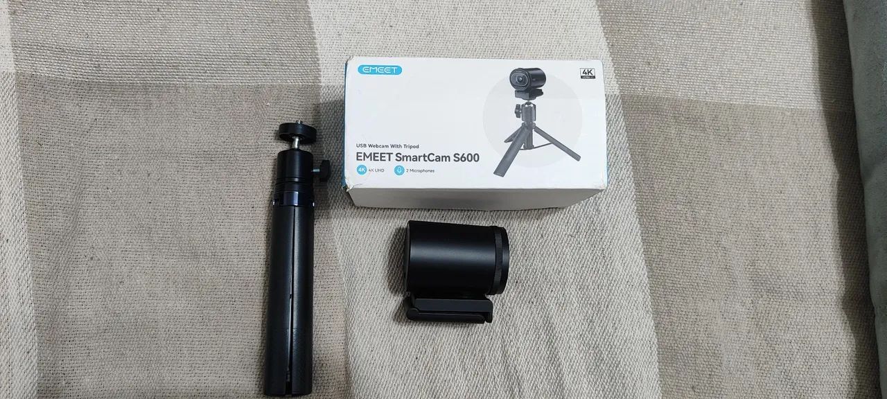 Webcam 4K Emeet, com tripé, e microfone com redução ruídos.