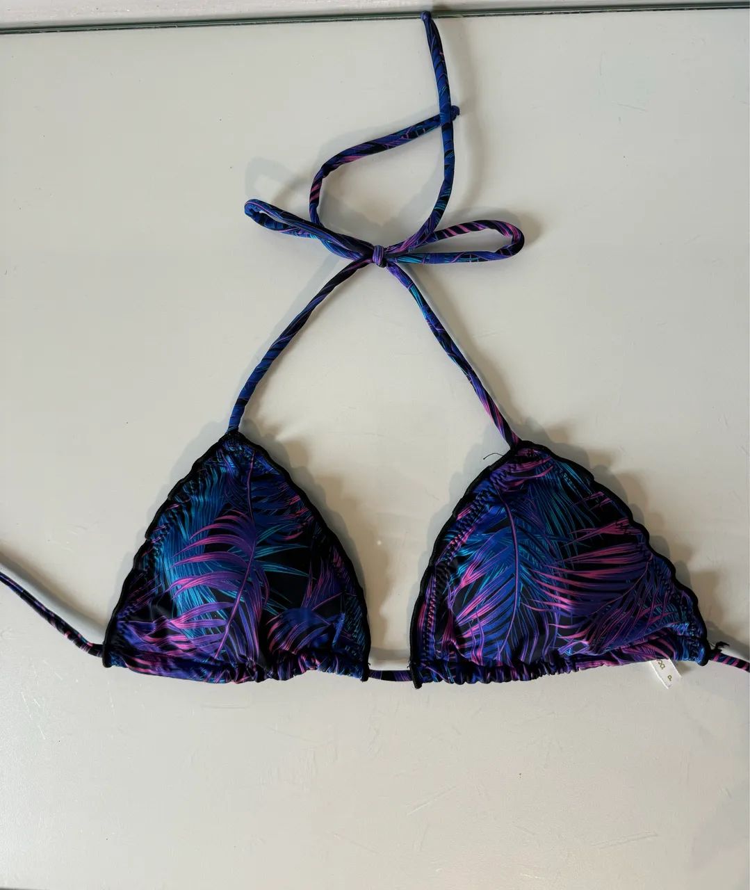 biquíni roxo estampa tropical