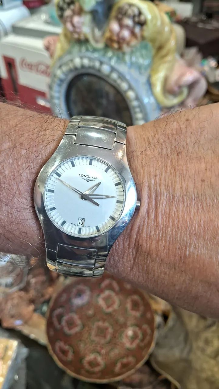relógio é um Longines Oposition em aço inoxidável com mostrador branco. - Foto 3