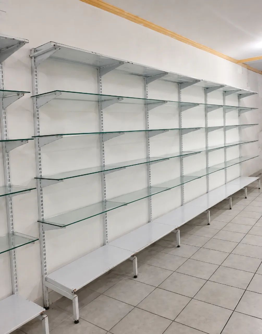Móveis para lojas em aço e vidro - Foto 2