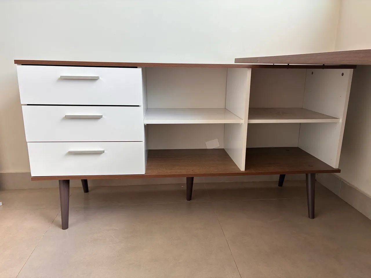 Mesa de estudos em L
