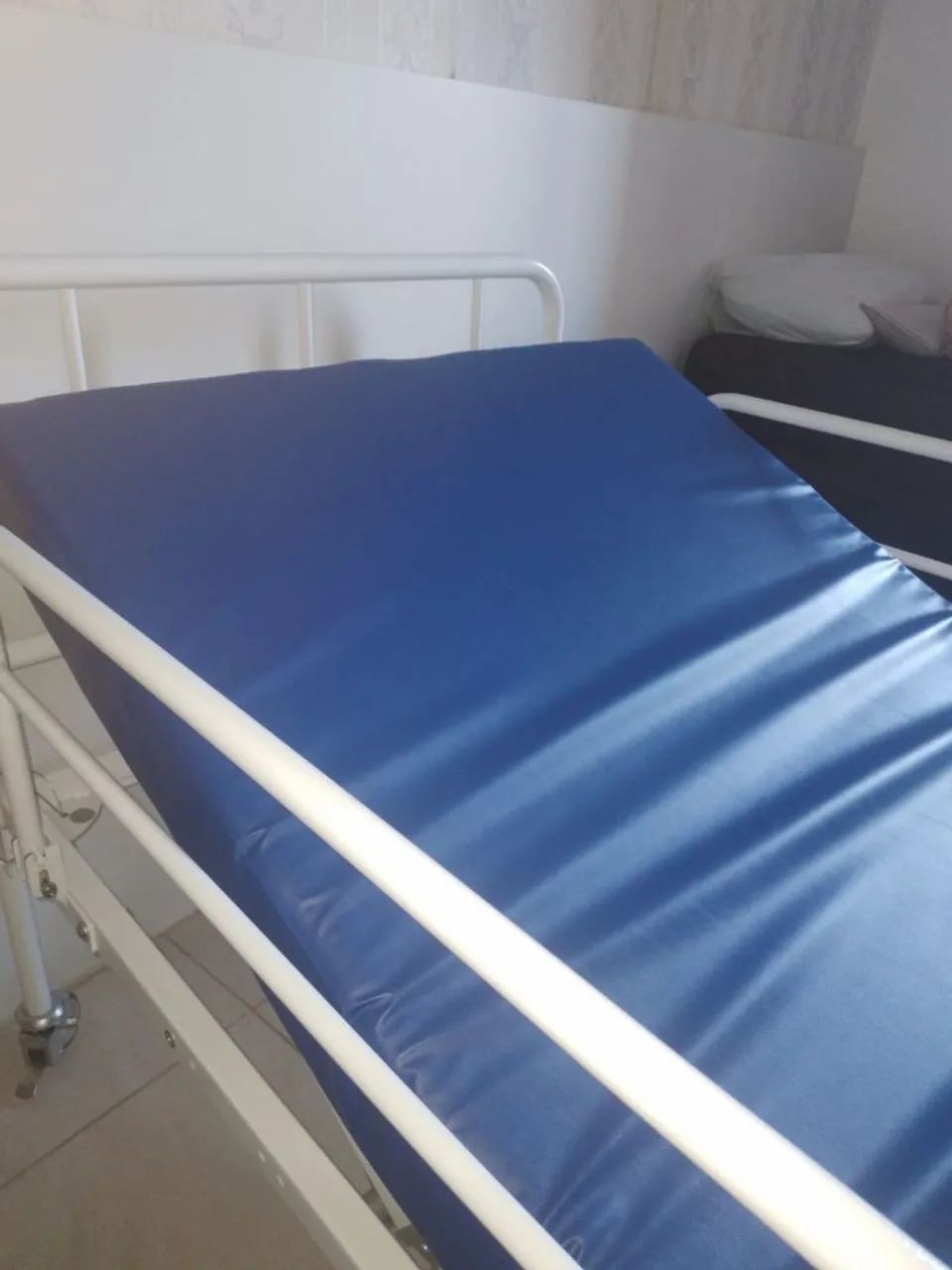 Vendo  cama hospitalar  semi nova - Foto 2