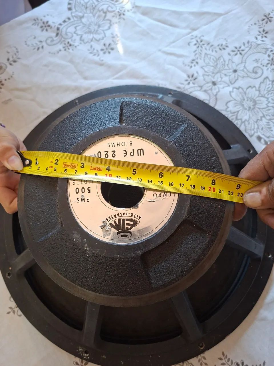 Par de auto-falantes 18polegadas  500 Rms .quem gosta de pancada  em perfeito estado .