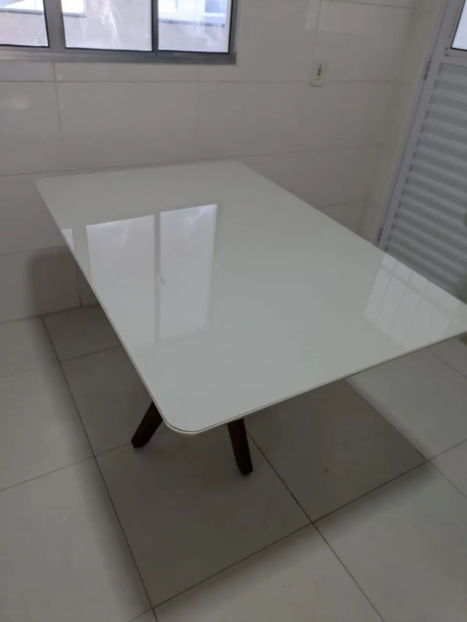 Mesa de madeira com tampo de vidro - Foto 4