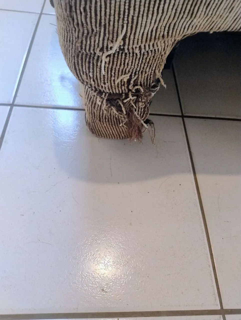 Vendo sofá cama - ÓTIMA ESTRUTURA, MADEIRA DE VERDADE, SOFÁ PESADO  - Foto 3