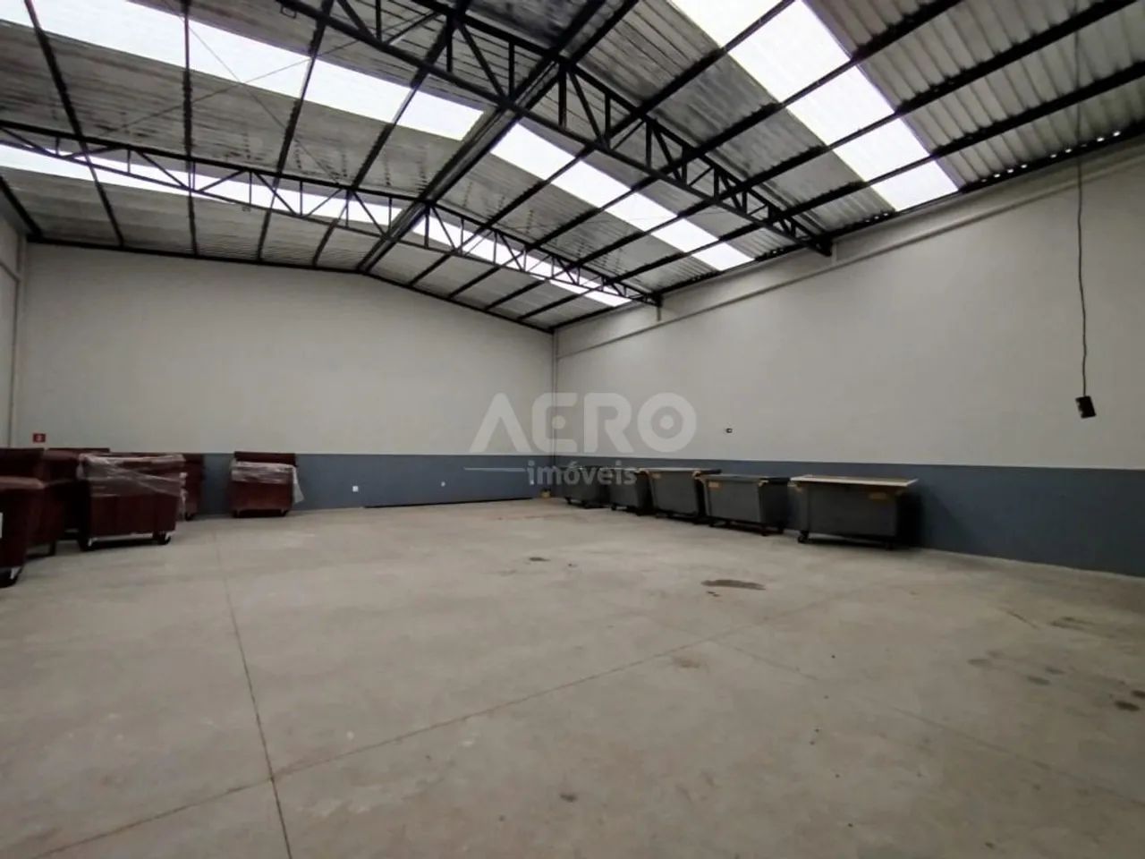Barracão com 280m2 com porta elétrica para caminhões - Foto 3