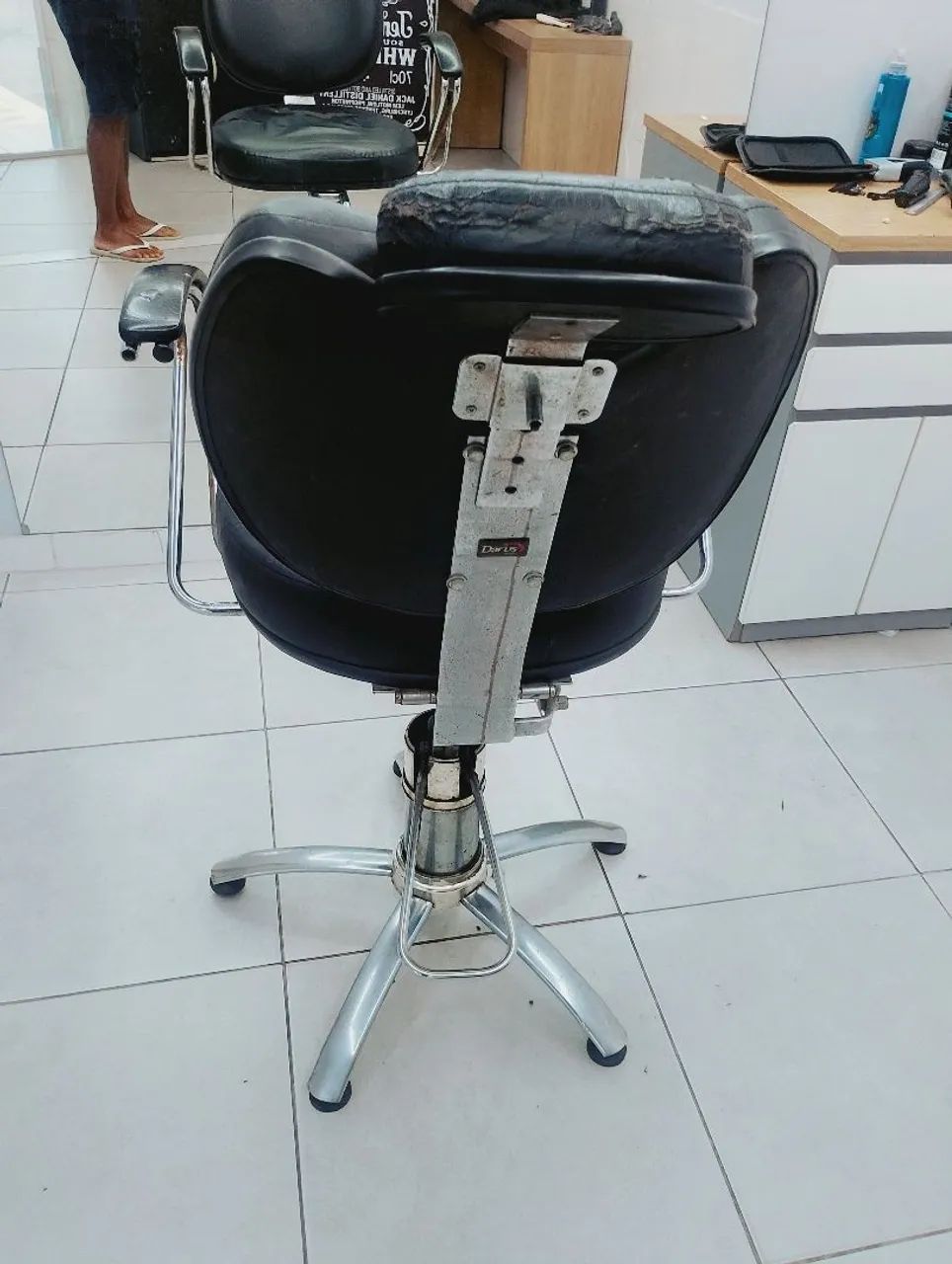Vendo Cadeira reclinavel barbearia  - Foto 3