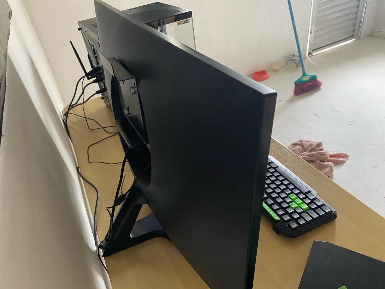 Monitor Samsung ur55 28 4k  - Foto 3