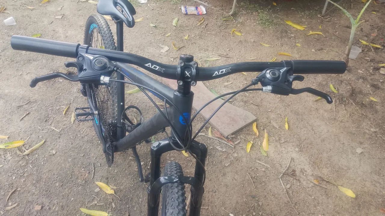 Vendo bicicleta aro 29 praticamente nova  - Foto 4