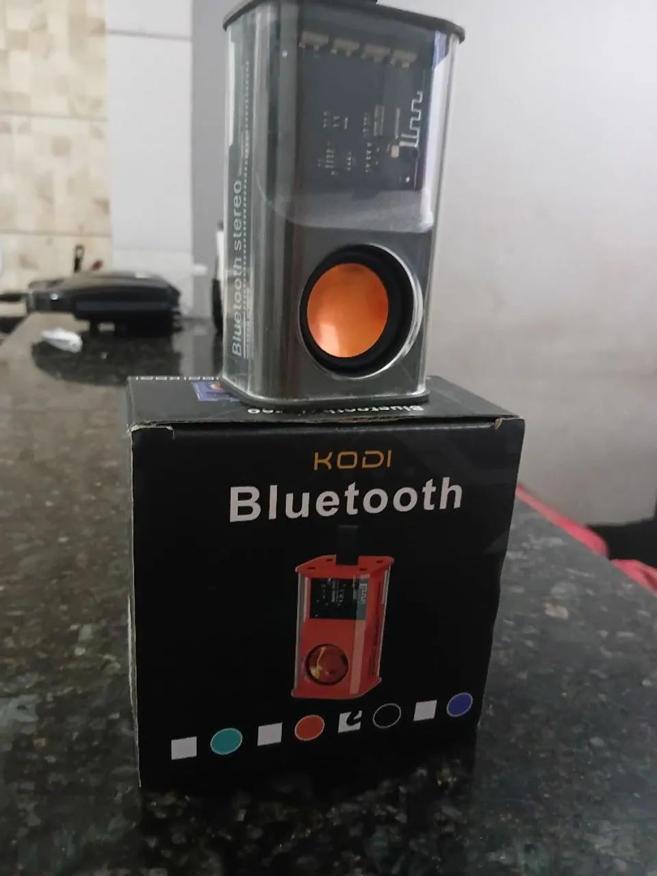 CAIXA DE SOM BLUETOOTH KODI - PORTÁTIL E COM LED*<br><br>