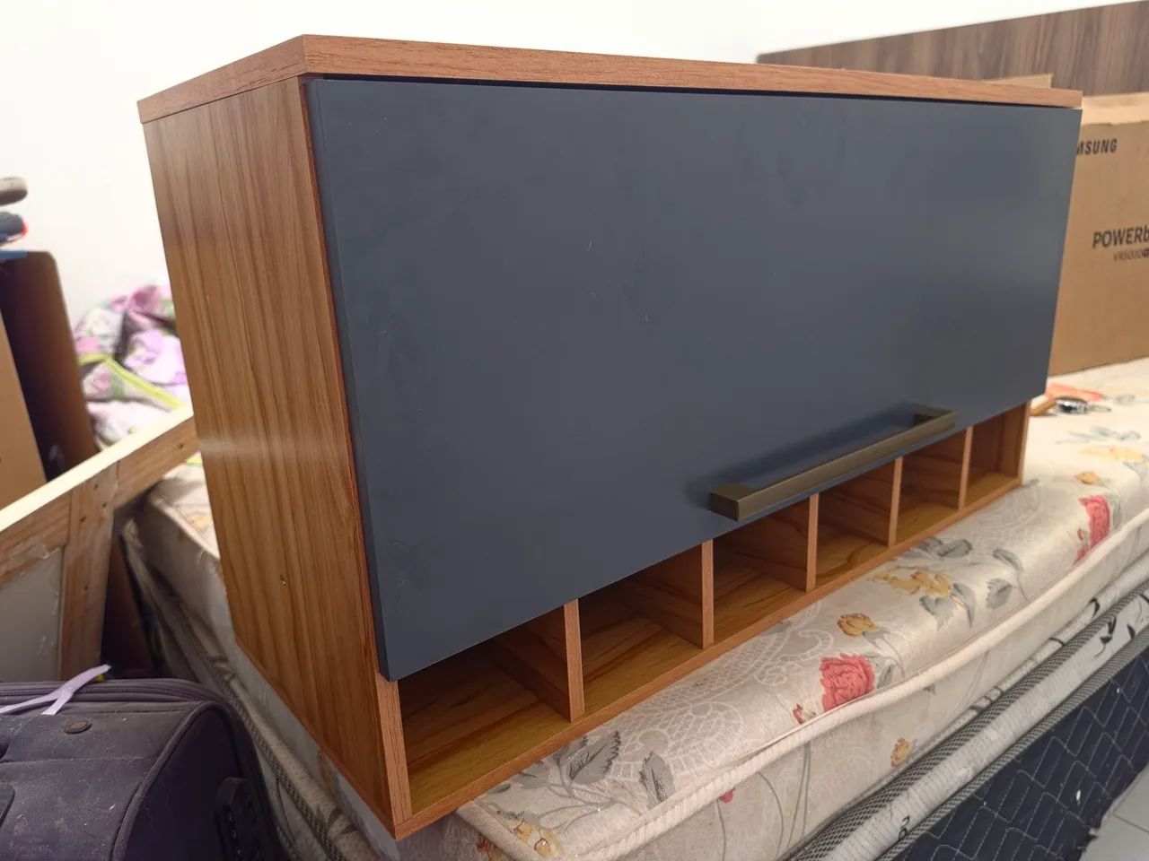 Móvel para cozinha com porta tipo basculante