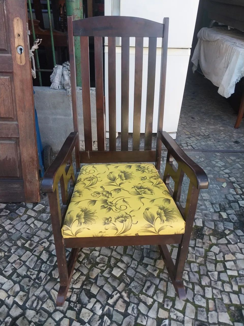 CADEIRA DE BALANÇO EM MADEIRA 