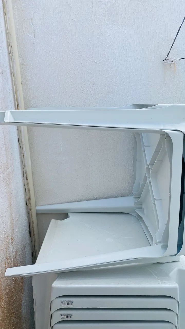Desapego: 6 Jogos de Mesa de Plástico com 4 Cadeiras Cada (Brancas) - Foto 4