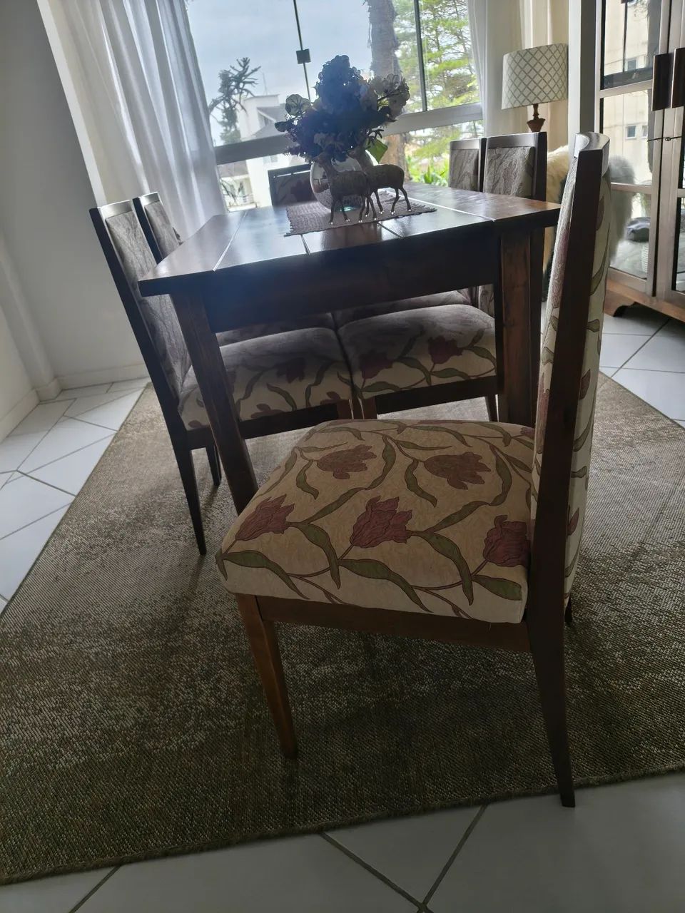 Mesa de madeira com 6 cadeiras  - Foto 4
