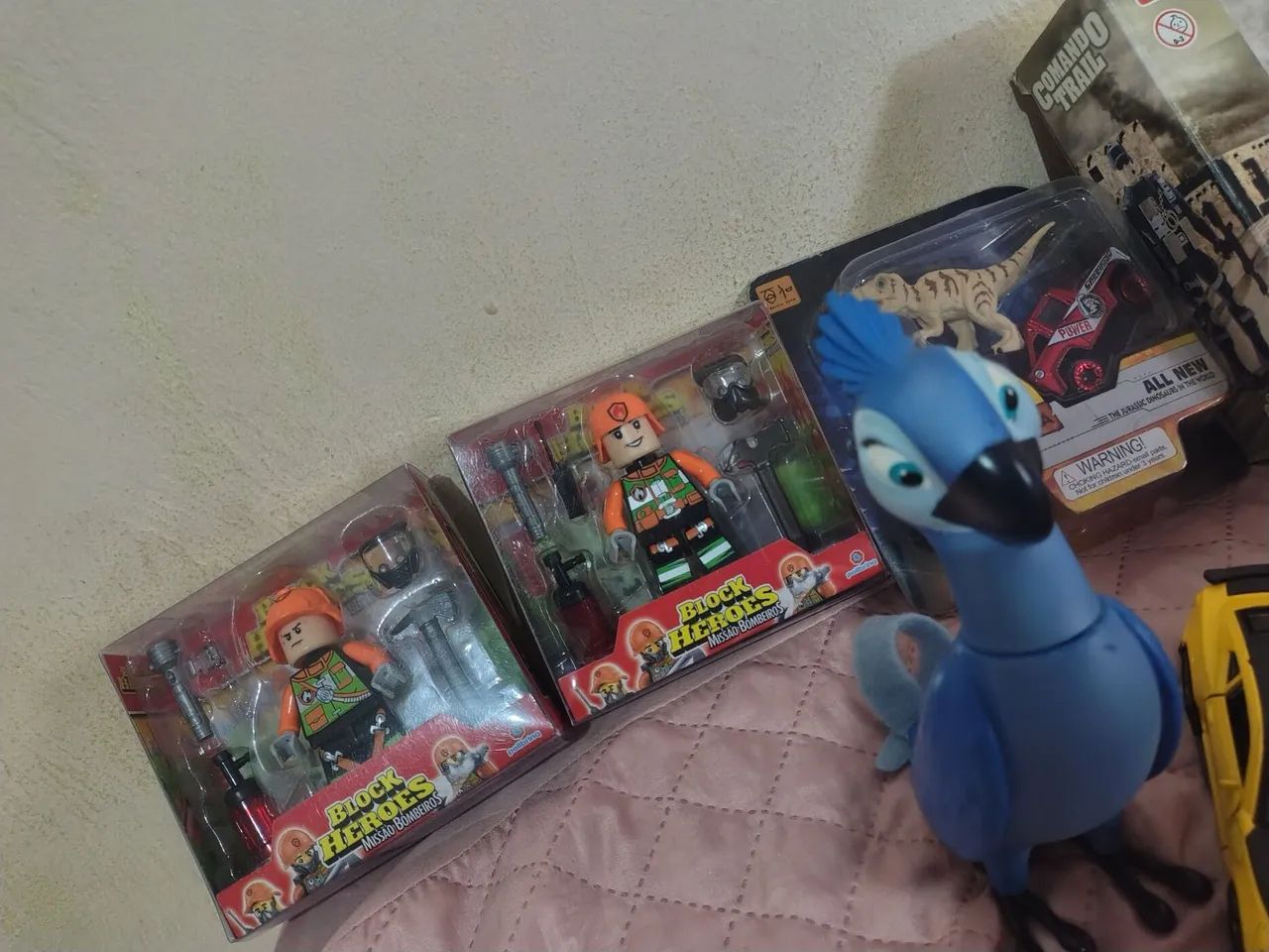 Lote brinquedos bonecos carrinhos - Foto 2