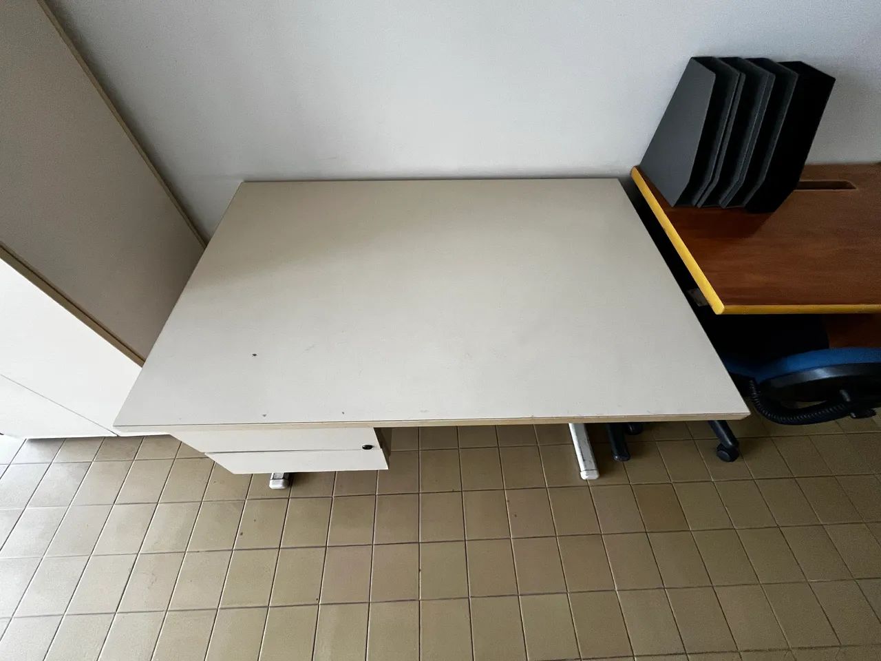 Mesa de escritório com 2 gaveteiros - Foto 5