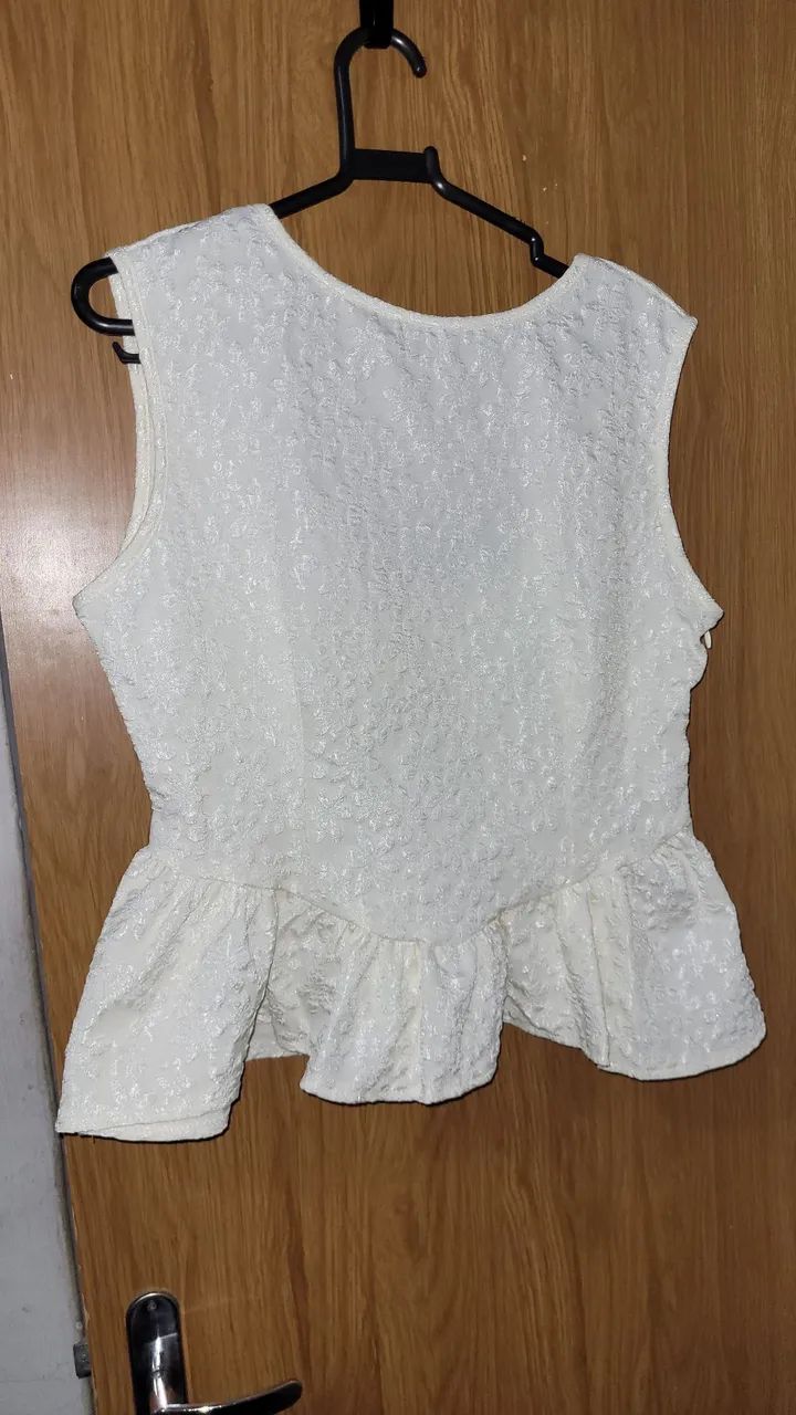 Blusa off White peplum
