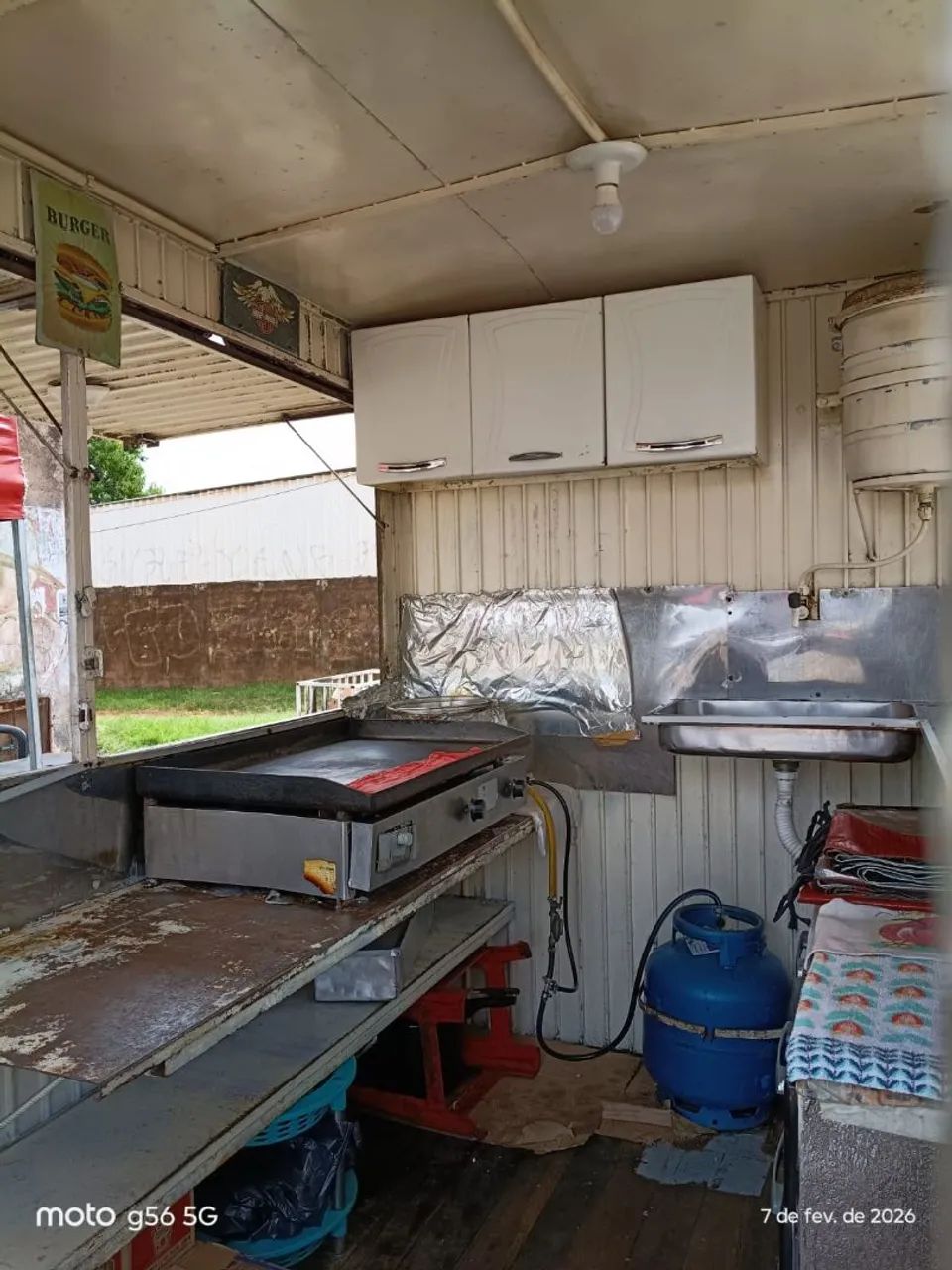 Trailer Food Truck 2,50 x 1,70 x 2,10 completo com tenda e jogo de mesas/ cadeiras. - Foto 2