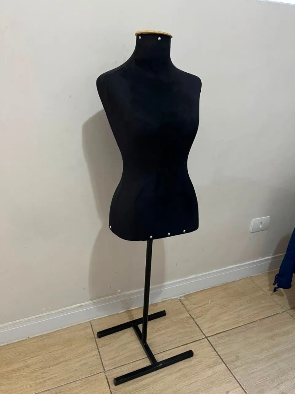 Manequim Feminino Forrado com Pedestal - Foto 3