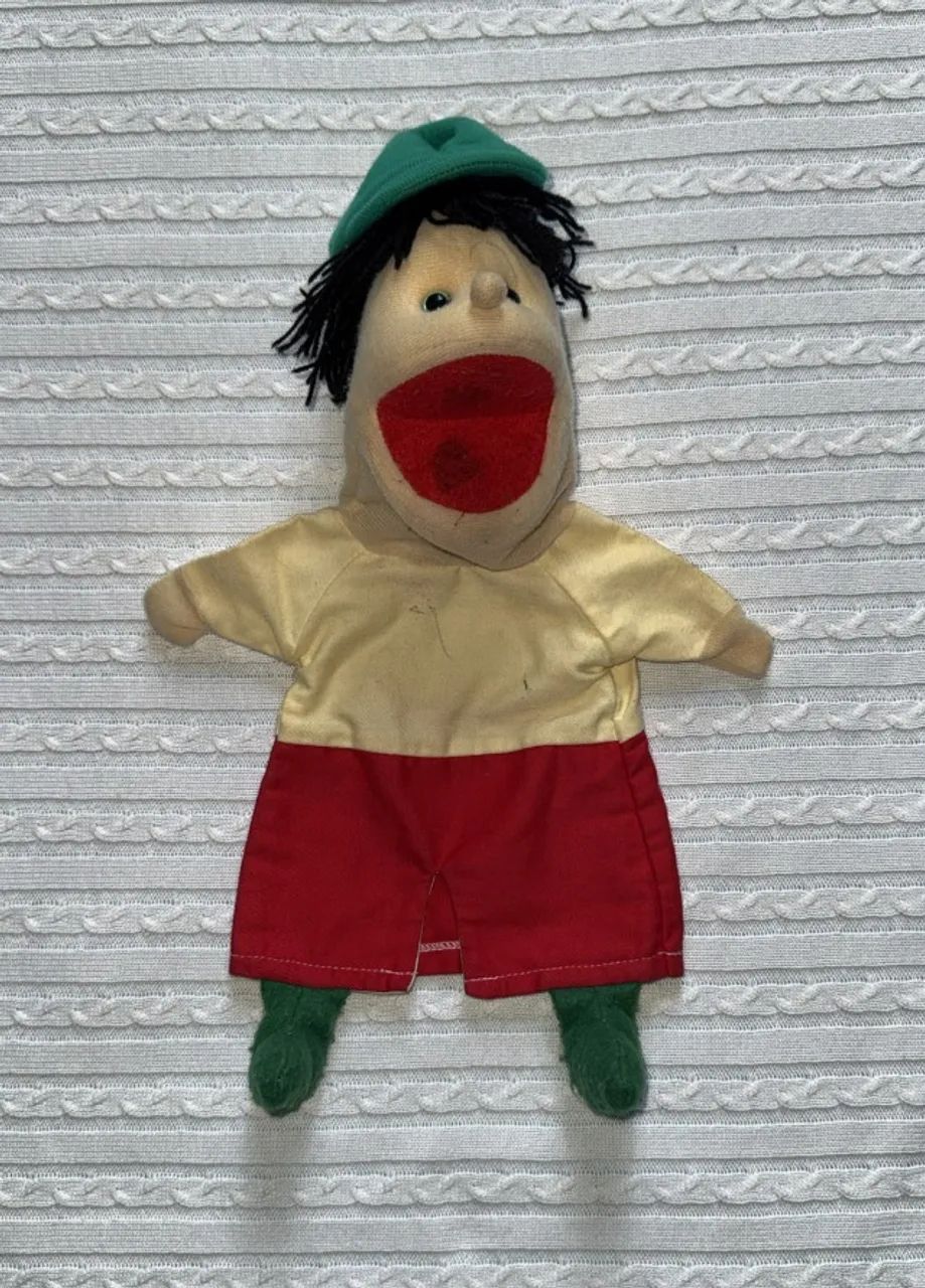 fantoche do menino de boné