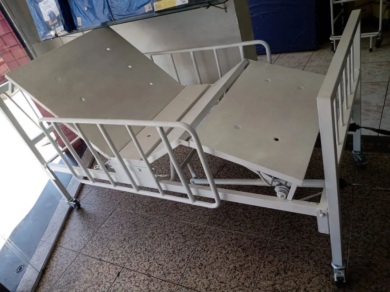 Cama hospitalar 2 manivelas  - Foto 3