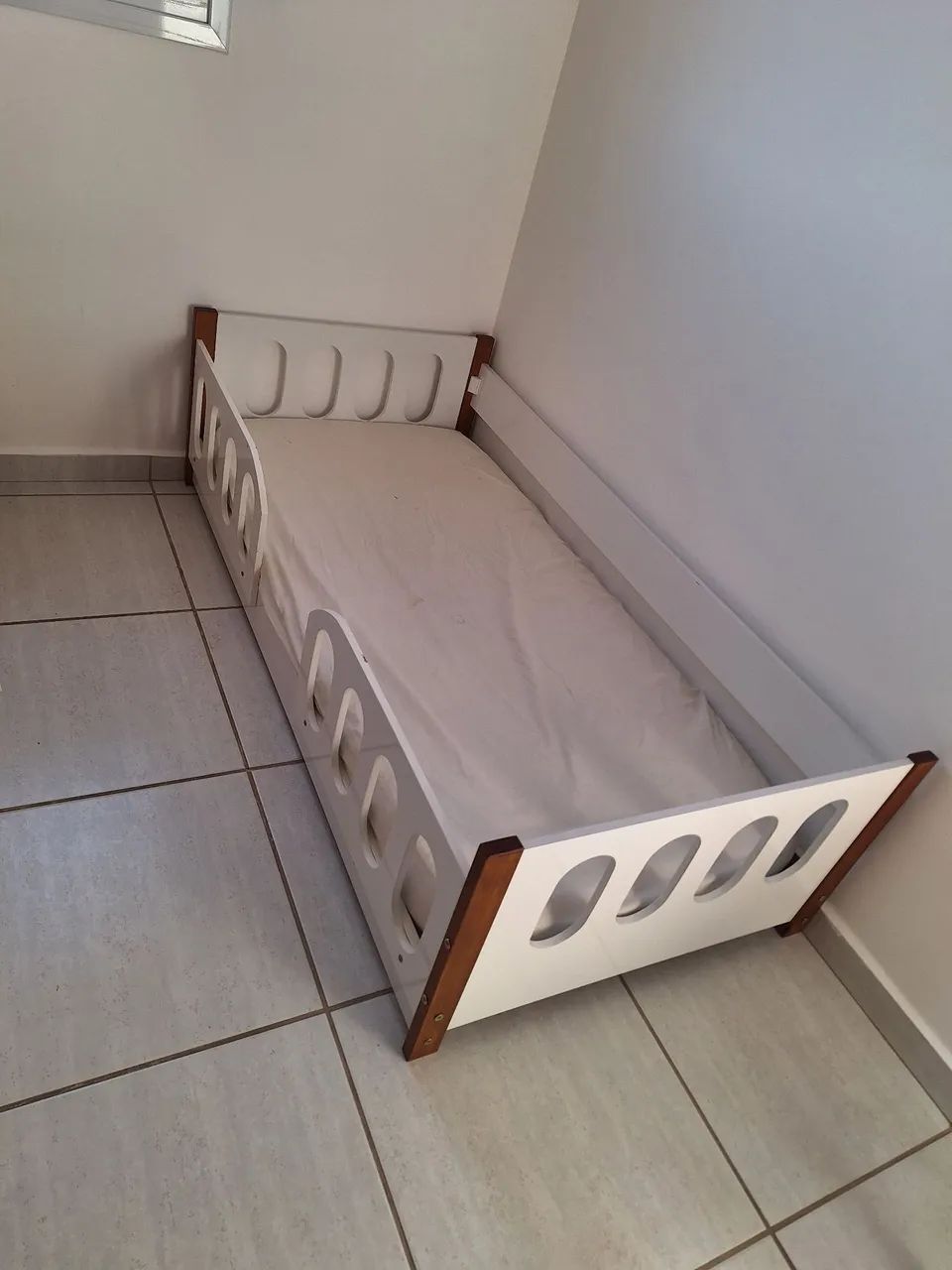 Cama infantil com colchão 