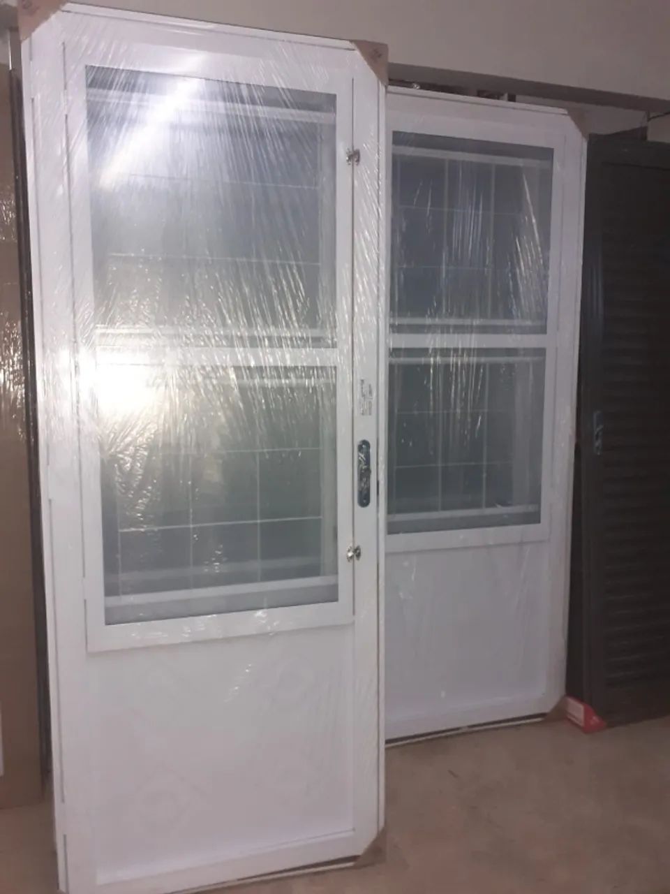 porta de aço branca completa com 2 vidros 2,10x80 899,90 a vista 