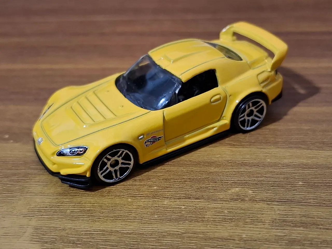 4 HotWheels diversos com 1 T-Hunt + brinde! - Foto 4