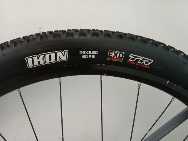 Vendo 01 Pneu de MTB Maxxis Ikon 29x2.20 EXO/TR Cor Preto - Foto 2