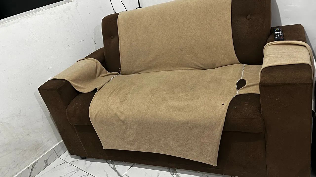 Vendo sofá 3 lugares com marcas de uso  - Foto 2