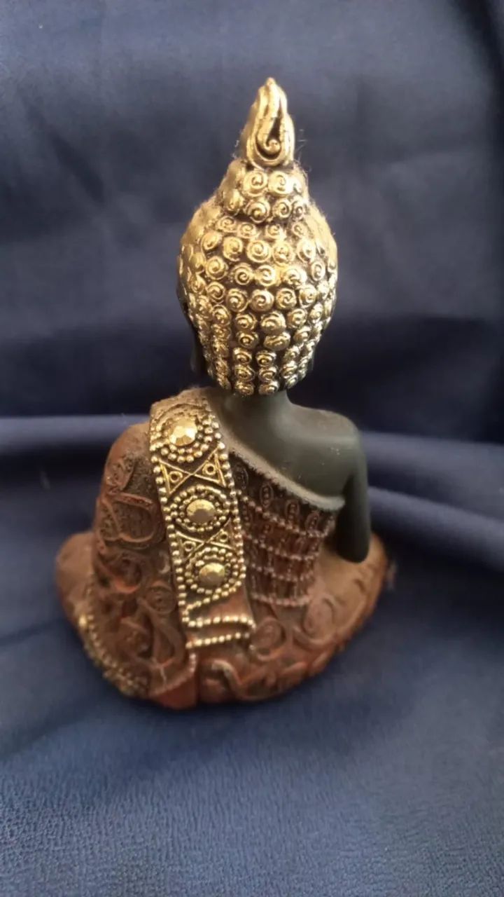 Buda meditando manto dourado - 11 x 8 cm - Foto 2