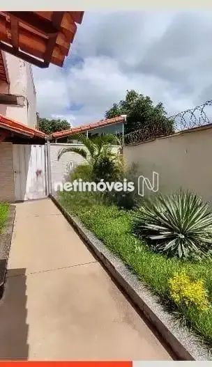 Otima casa geminada com dois quartos no Acaiaca!!!
