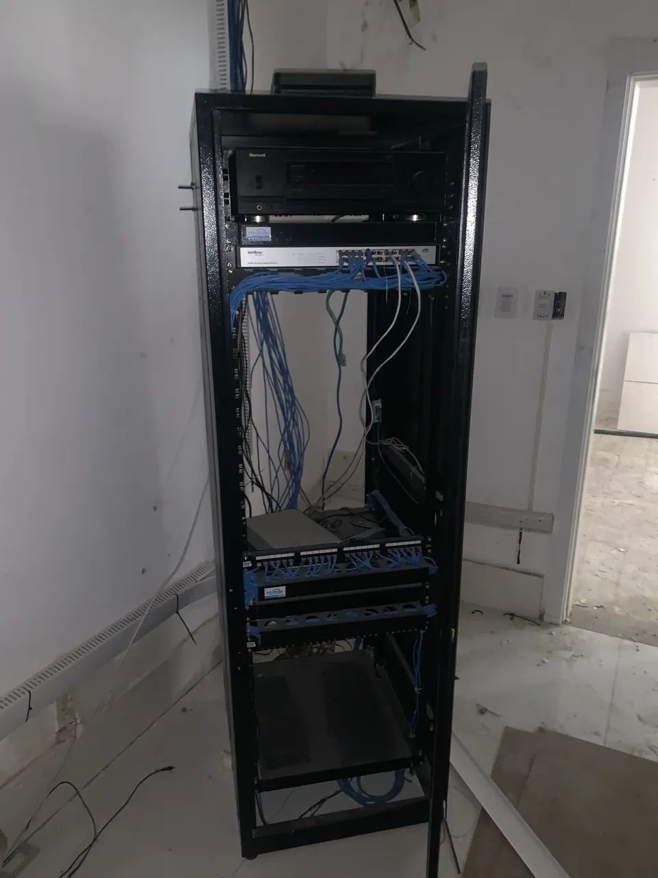 Rack com switch e patch painel  - Foto 5