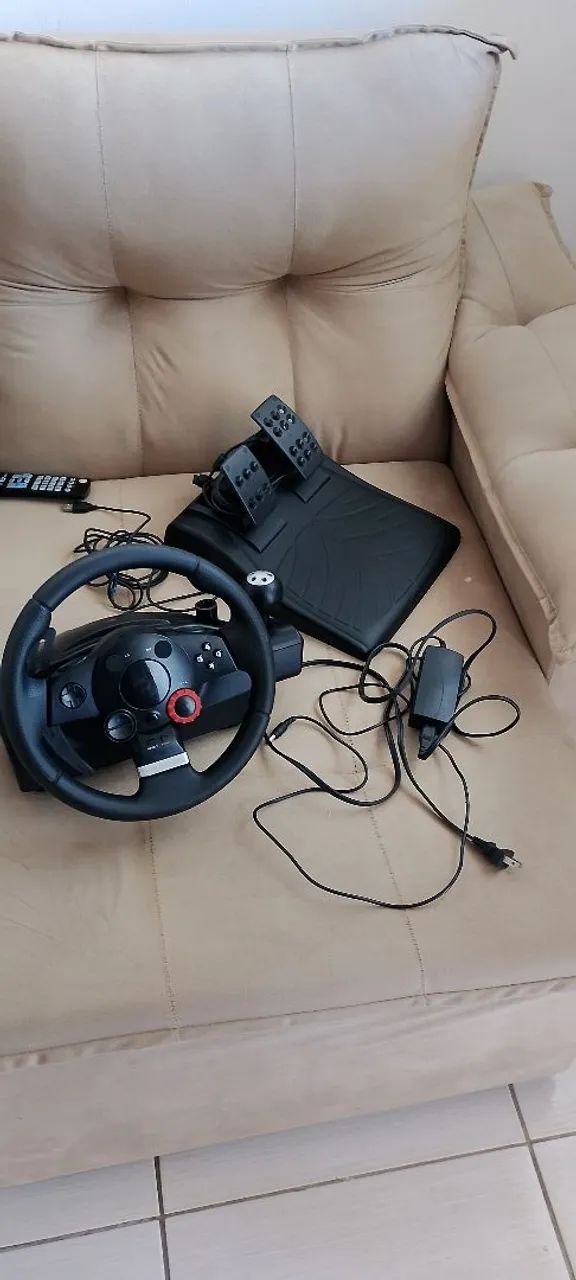 Volante Logitech com force feedback 