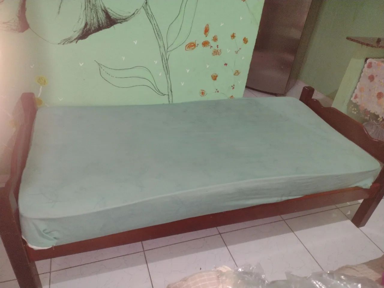 Cama de madeira e o colchão  - Foto 2