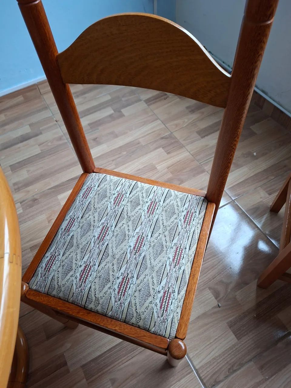 Mesa de madeira maciça em perfeito estado  - Foto 2