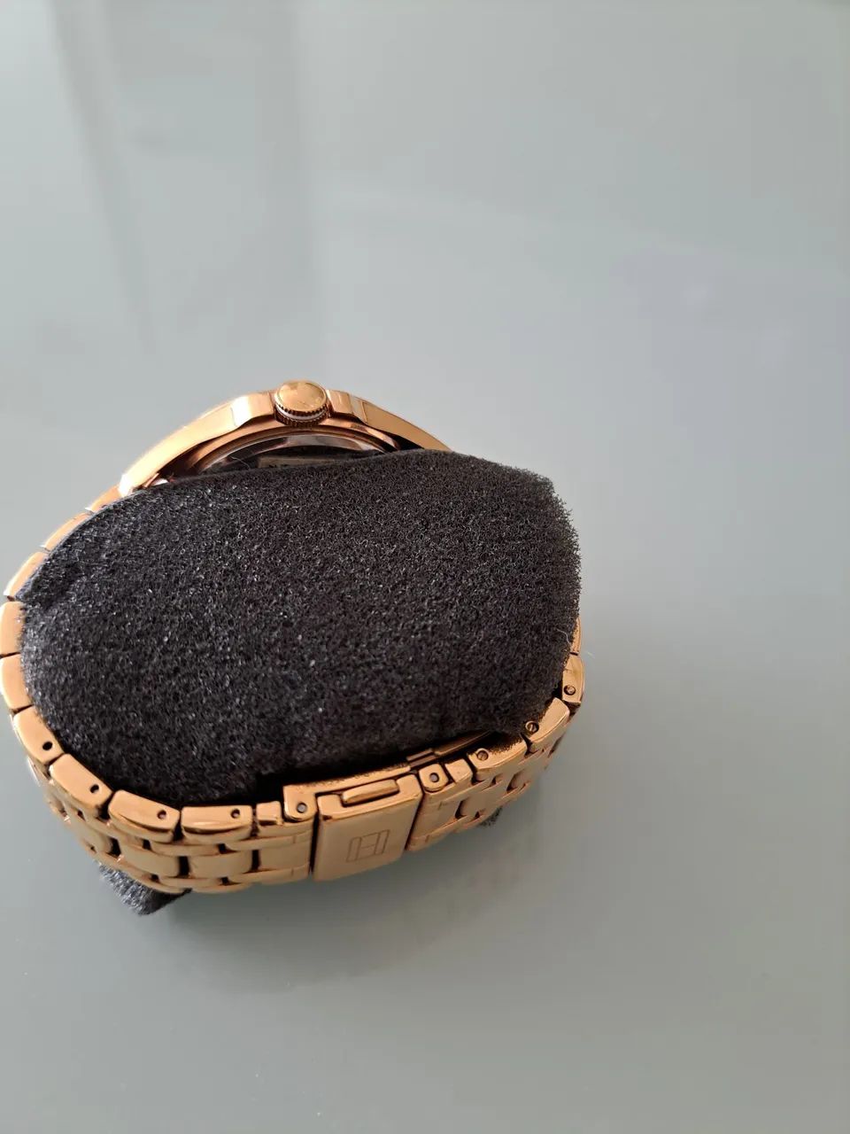 RELÓGIO  TOMMY HILFIGER - FEMININO - PULSEIRA AÇO  DOURADO - Foto 3