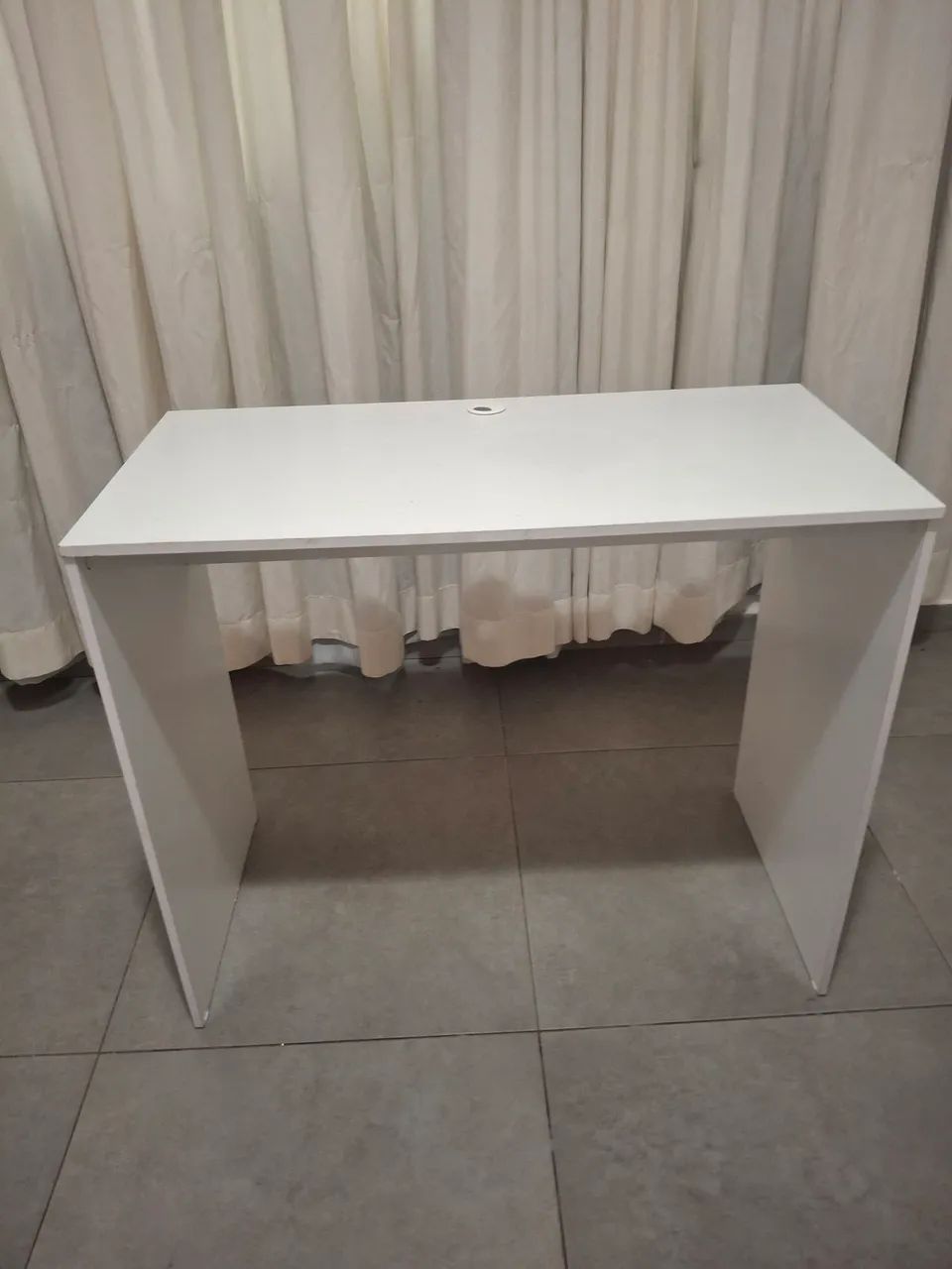 Mesa escrivaninha e uma cadeira de madeira.  - Foto 5