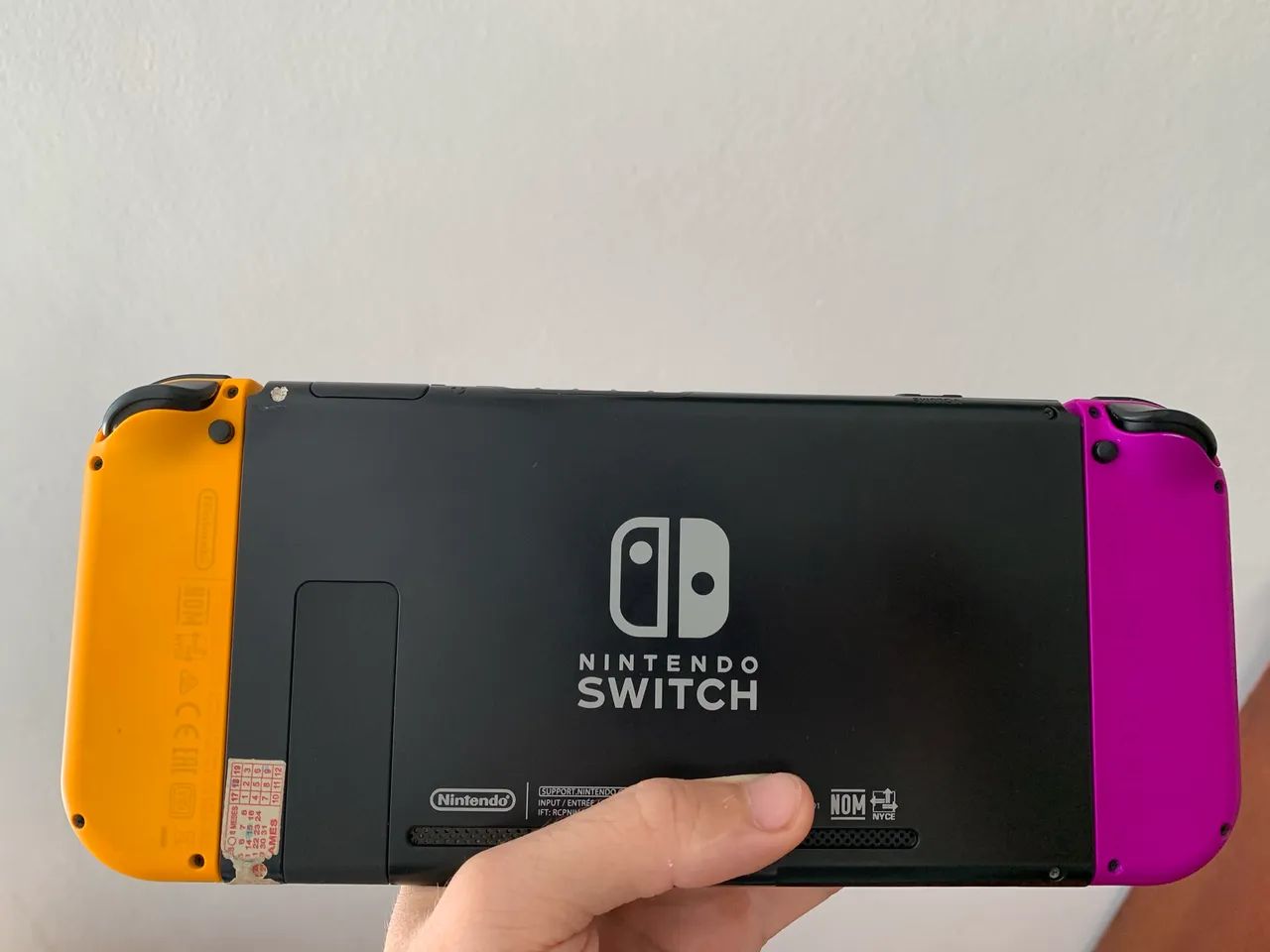 Nintendo Switch + 3 Jogos (Sem Dock para TV) - Consoles de Vídeo