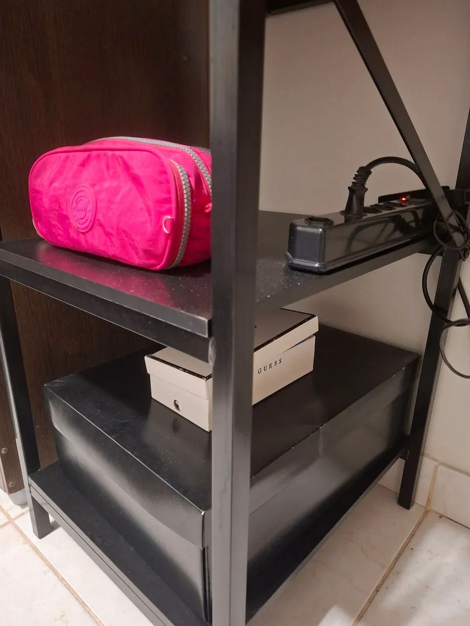 Escrivaninha Preta com 4 prateleiras lindíssima  - Foto 2